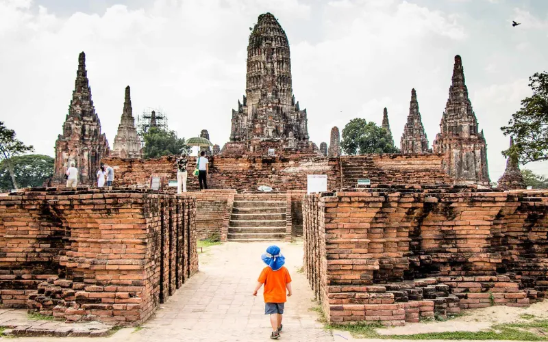 Ayutthaya é uma cidade histórica famosa por seus templos antigos e sítios reconhecidos como Patrimônio Mundial da UNESCO