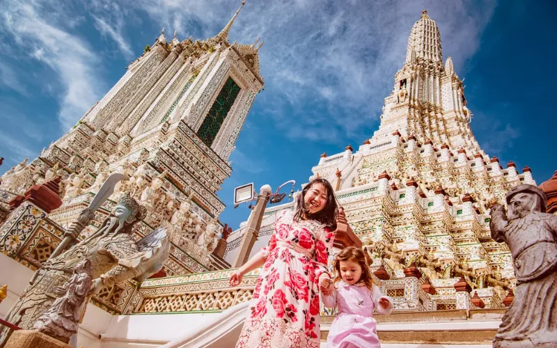 O Wat Arun é um famoso templo às margens do rio, conhecido por suas belas torres e vistas incríveis ao pôr do sol.