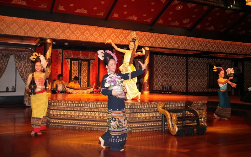 O Sala Rim Naam é um restaurante famoso por sua culinária tailandesa autêntica e apresentações tradicionais de dança