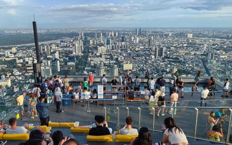O Mahanakhon SkyWalk oferece vistas panorâmicas incríveis de Bangkok a partir de um dos edifícios mais altos da cidade.
