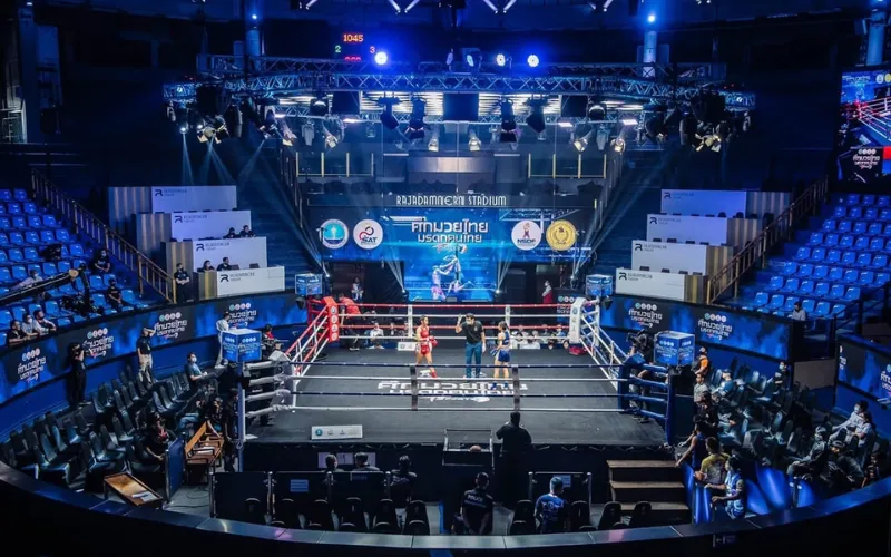 O Rajadamnern Stadium é um dos locais mais famosos de Bangkok para assistir lutas de Muay Thai ao vivo