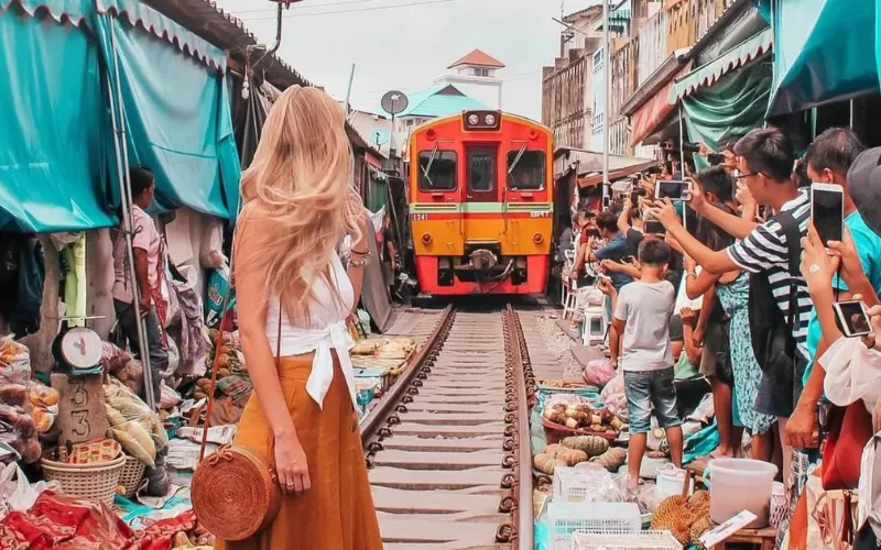 O Maeklong Railway Market é um mercado único onde os trens passam diretamente entre as barracas