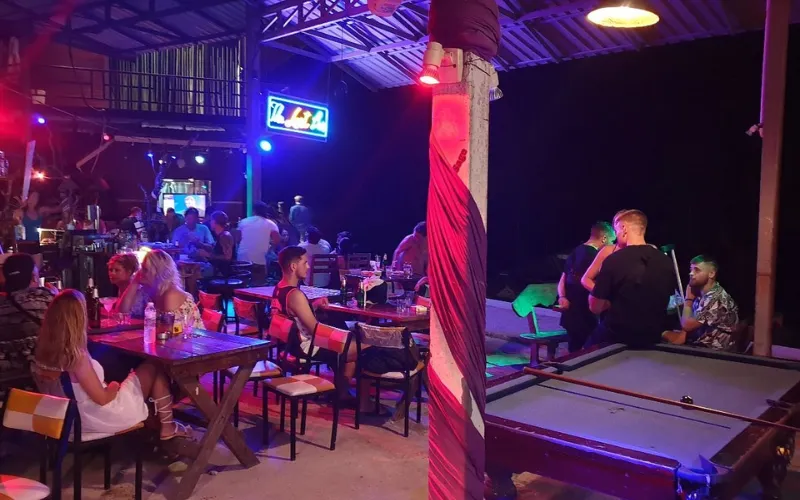 The Last Bar em Railay East, famoso pelos shows de fogo e pela animada vida noturna na praia