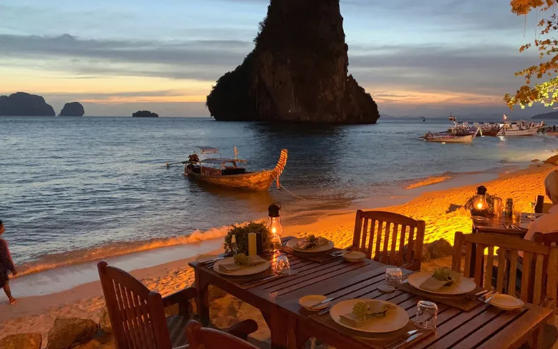 The Grotto no Rayavadee Resort, um restaurante único sob uma caverna de calcário na Phra Nang Beach, famoso pelos jantares ao pôr do sol