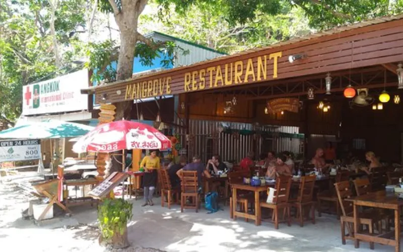 Ambiente elegante do Mangrove Restaurant, perfeito para um jantar tranquilo com frutos do mar e culinária internacional em Railay