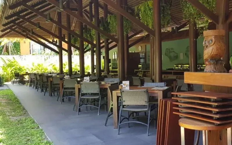 Ambiente moderno e elegante do Avatar Railay Bistrobar, ideal para jantar e coquetéis em Railay West