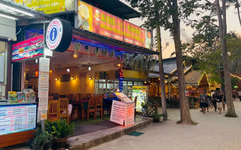 Ambiente acolhedor do Kohinoor Indian Restaurant & Pizza, famoso pelos pratos autênticos da culinária indiana em Railay East