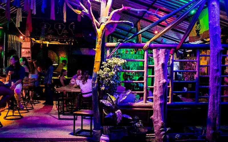 Jamaica Bar em Railay East, um bar descontraído com música ao vivo e ambiente inspirado no reggae