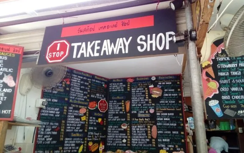 Lanches rápidos e saborosos no One Stop Takeaway Shop, um ponto popular em Railay East para sanduíches, wraps e smoothies