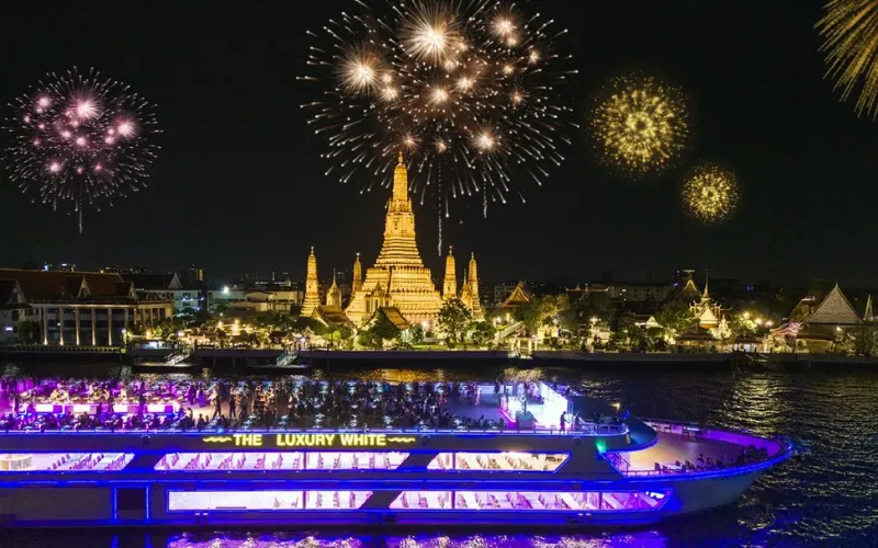 O Ano Novo na Tailândia é celebrado com fogos de artifício e festas de contagem regressiva
