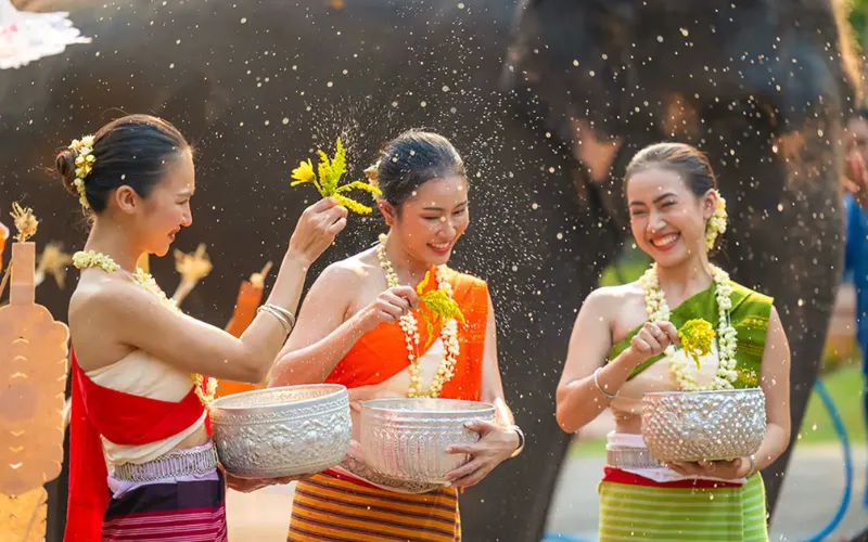 O Songkran é o famoso festival de água do Ano Novo da Tailândia, celebrado todos os anos em abril