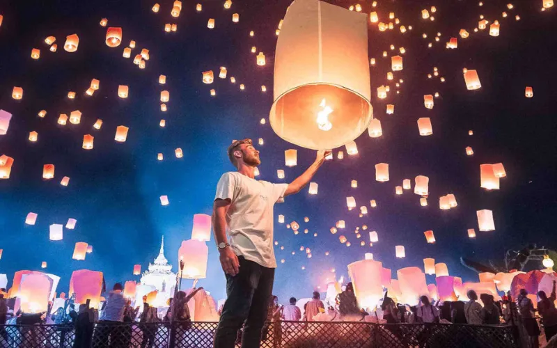 O Yi Peng é um famoso festival de lanternas realizado em Chiang Mai, na Tailândia