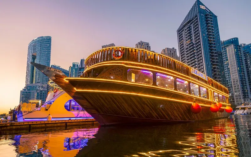 Dhow cruise at Dubai Marina: Um cruzeiro em barco tradicional com vistas impressionantes do skyline da cidade