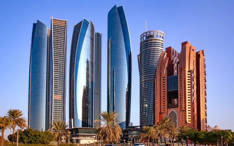 Abu Dhabi: A capital dos Emirados Árabes Unidos, famosa por sua arquitetura moderna e marcos culturais