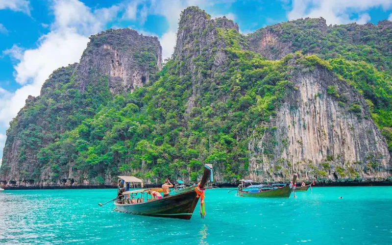 Ao Nang Beach: Uma praia animada conhecida por suas belas paisagens e atmosfera vibrante