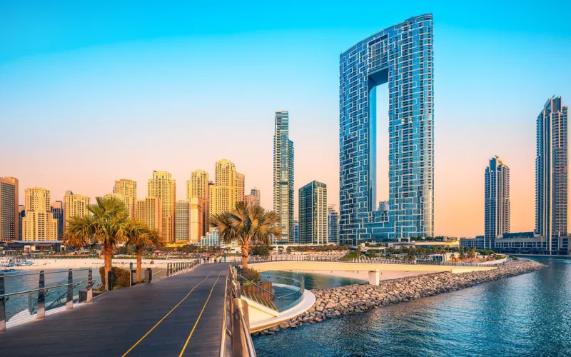Jumeirah Beach: Uma praia famosa com areia branca e vista para o skyline de Dubai