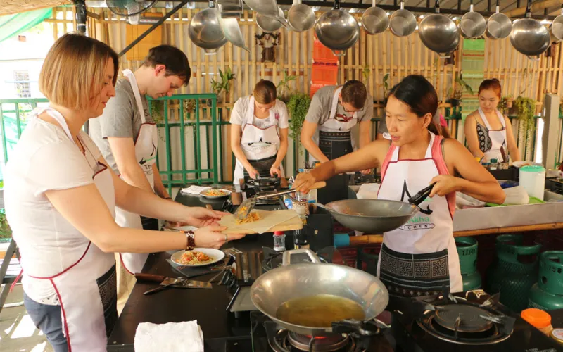 Join a Thai cooking class: Aprenda a preparar pratos autênticos da culinária tailandesa com chefs locais