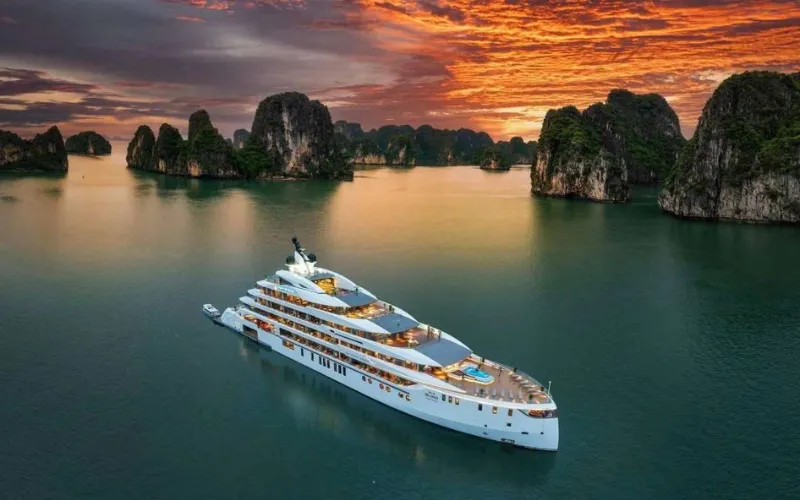 Ha Long Bay: A UNESCO World Heritage Site known for its limestone islands and emerald waters