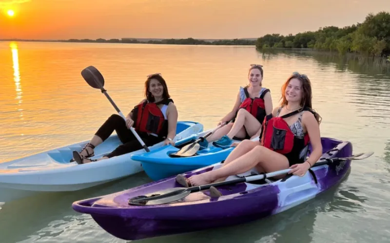 Praticar caiaque nos manguezais de Al Thakira aproxima você da natureza.