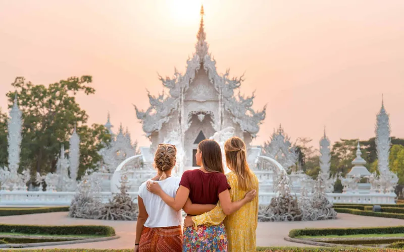 Os templos de cores únicas de Chiang Rai atraem visitantes do mundo inteiro.