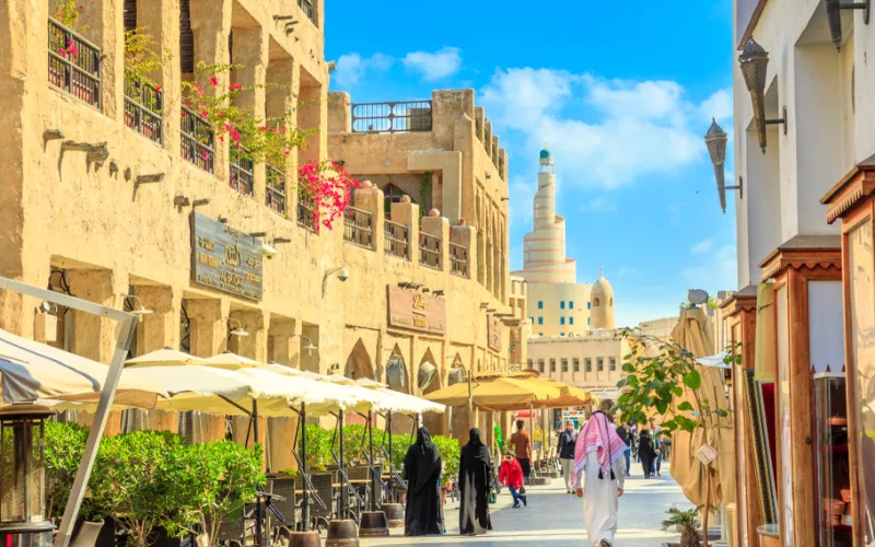 Em Doha, os visitantes se encantam com a arquitetura rica em design artístico.