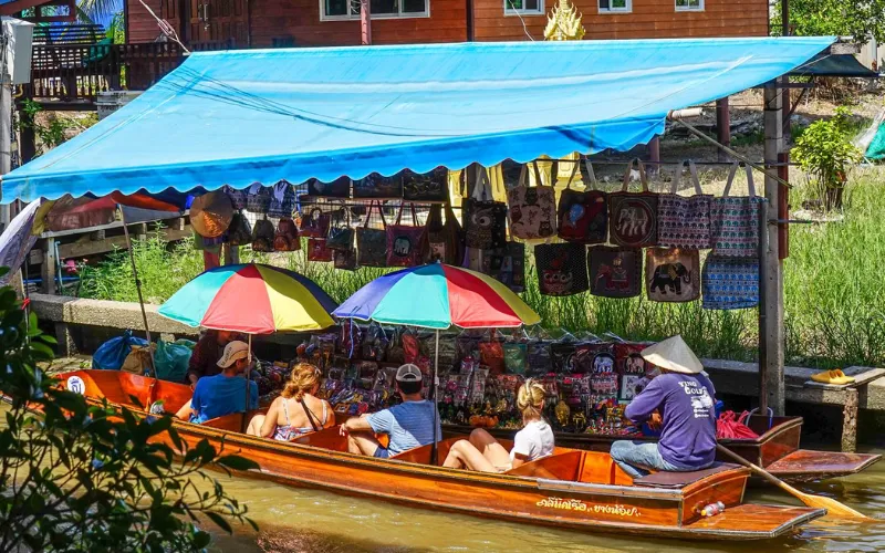 Os mercados vibrantes de Bangkok oferecem uma experiência cultural fascinante e autêntica.