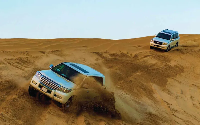 O emocionante Desert Safari em 4x4 em Khor Al Adaid oferece uma aventura inesquecível.