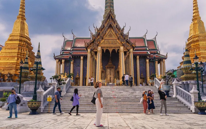 Não perca a oportunidade de visitar os templos únicos e impressionantes de Bangkok.
