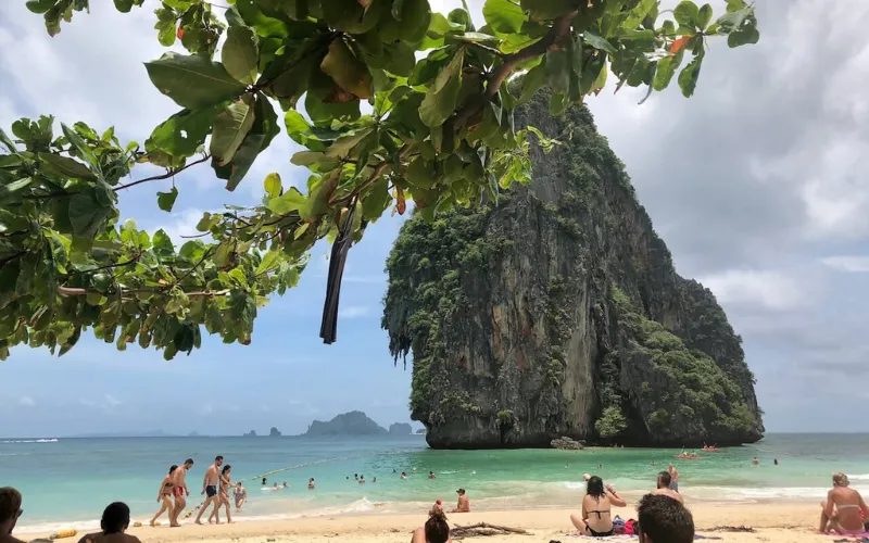 Krabi é um destino ideal tanto para relaxar quanto para realizar emocionantes passeios pelas ilhas.