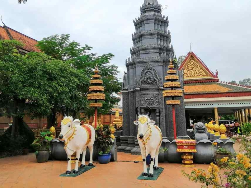 Templo budista tranquilo no centro de Siem Reap, ideal para uma visita calma no fim da tarde