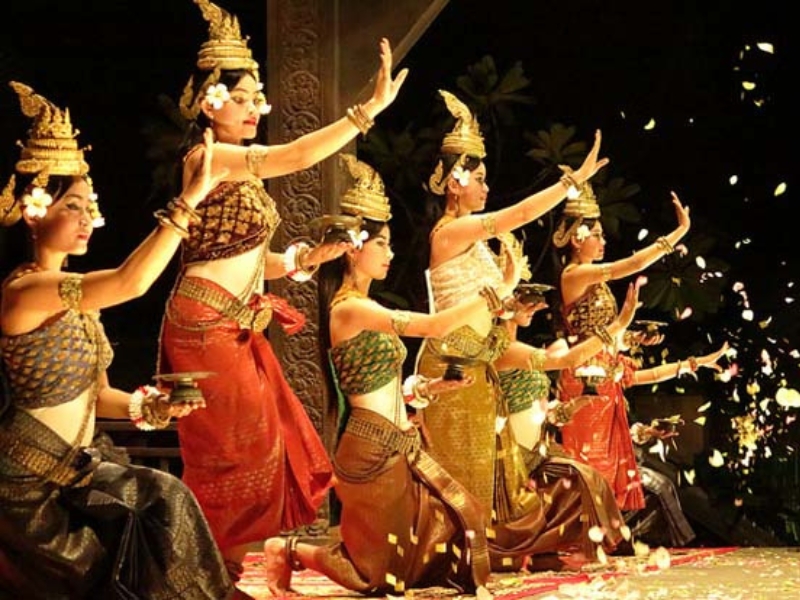 Dançarinas Apsara exibem movimentos elegantes da arte clássica Khmer.