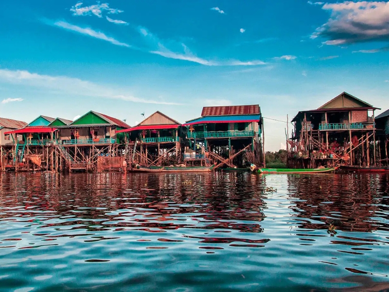 Tonle Sap (Kampong Phluk) – vila flutuante tranquila entre águas e florestas alagadas.