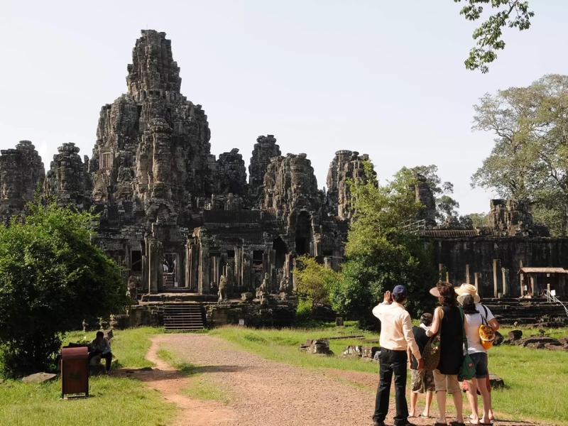 Os rostos de pedra do templo Bayon criam uma das imagens mais icônicas e enigmáticas de Angkor