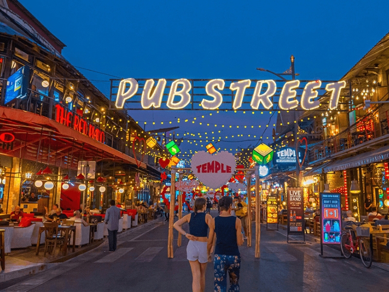 Pub Street à noite, o coração da vida noturna de Siem Reap, com restaurantes, bares e comida de rua