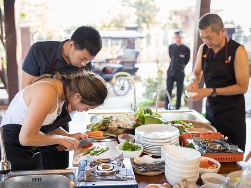 Uma aula de culinária Khmer ensina receitas tradicionais e sabores do Camboja.
