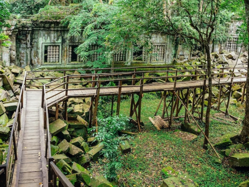 Beng Mealea tem ruínas cobertas pela selva, com atmosfera de templo perdido.