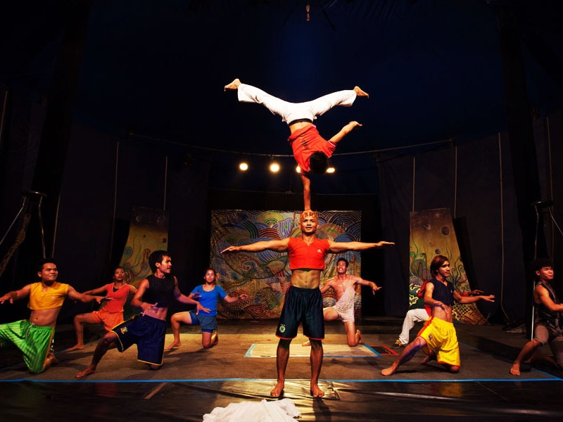 Artistas do Phare Circus encantam com acrobacias e histórias da cultura cambojana.