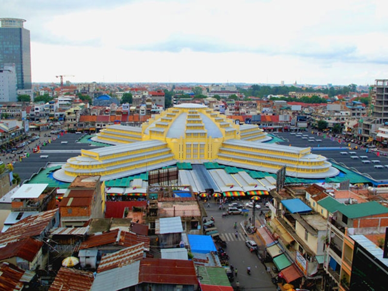 O Mercado Central de Phnom Penh destaca-se pela arquitetura Art Déco e atmosfera vibrante