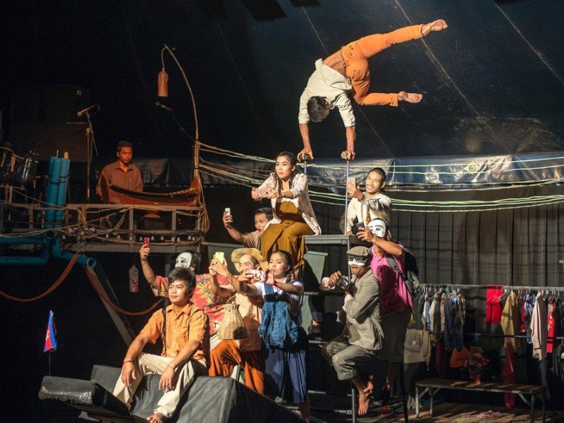 Phare Circus combina acrobacias, música e histórias Khmer em um espetáculo vibrante
