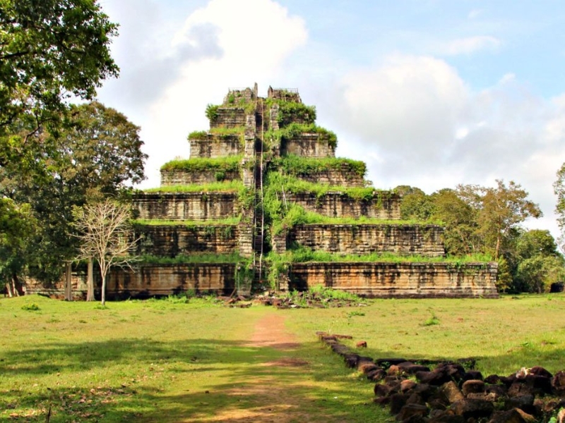 Koh Ker impressiona com templo piramidal em meio à selva