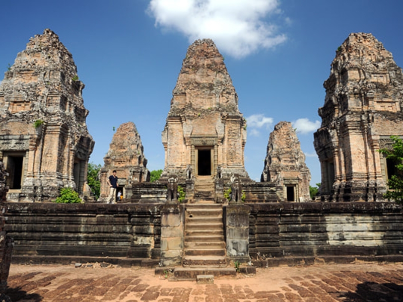 East Mebon destaca-se por esculturas de elefantes e arquitetura espiritual Khmer