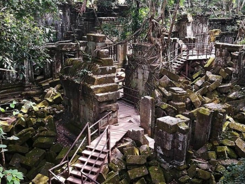 Beng Mealea impressiona com ruínas envoltas pela selva em Angkor