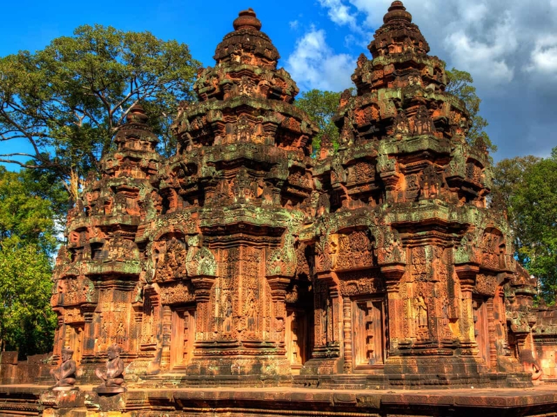 Banteay Srei encanta pelos entalhes refinados em arenito rosado de Angkor