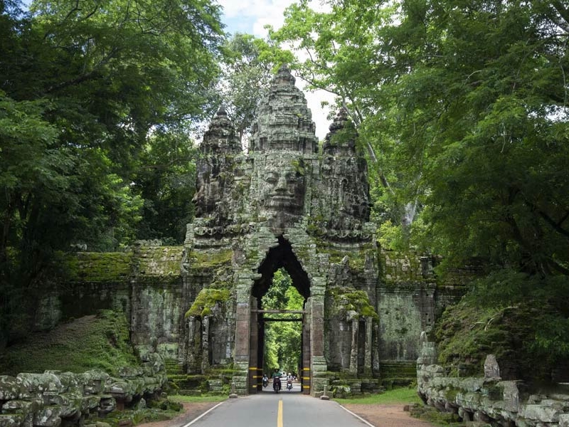 Angkor Thom impressiona com muralhas monumentais da antiga capital Khmer.