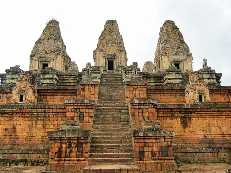 Pre Rup destaca-se pela estrutura piramidal e vistas ao entardecer em Angkor.