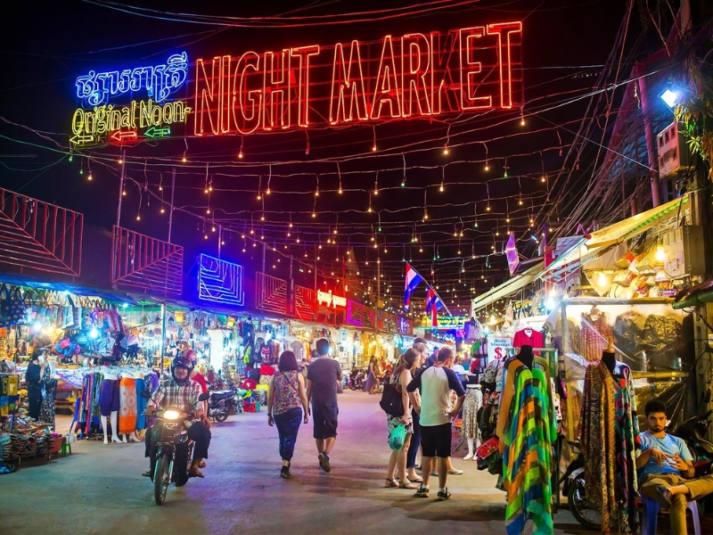 Siem Reap Night Market ganha vida com comida típica, artesanato e atmosfera descontraída