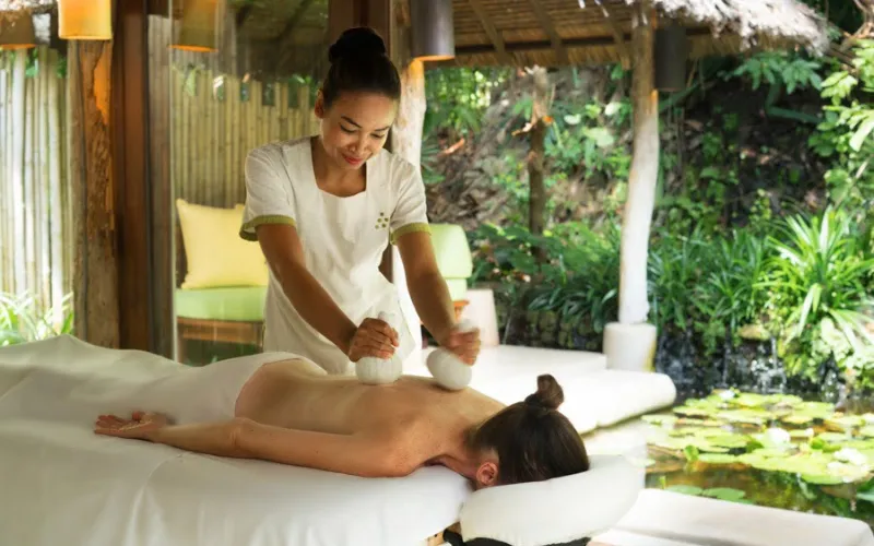 Six Senses Spa em Koh Yao Noi, oferecendo tratamentos relaxantes inspirados nas tradições tailandesas em meio à natureza