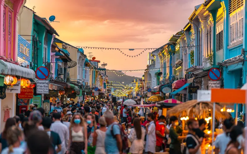 Thalang Road em Phuket Old Town, conhecida por suas casas coloridas de estilo sino-português, cafés charmosos e boutiques locais