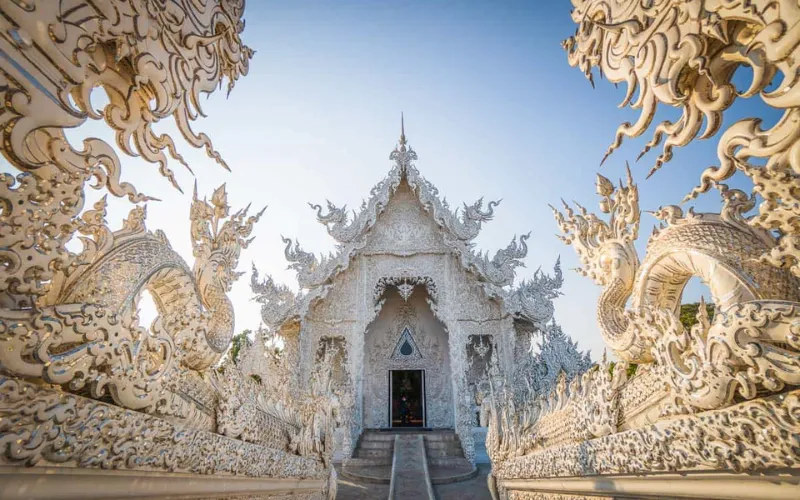 Wat Rong Khun (Templo Branco) em Chiang Rai, uma impressionante obra de arte contemporânea conhecida por sua arquitetura branca detalhada e simbolismo budista