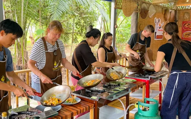 Aula de culinária tailandesa com visita ao mercado local para escolher ingredientes frescos e aprender receitas tradicionais